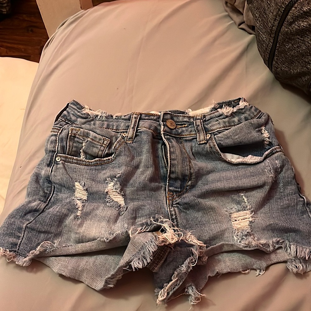 tricot ripped blue jean shorts